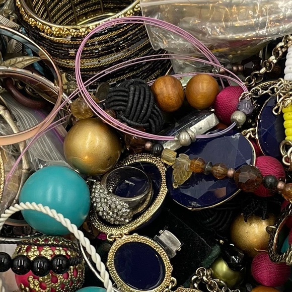 Vintage To Modern Jewelry & Small Accessories Lot Wear Craft Repair Repurpose - Picture 6 of 13